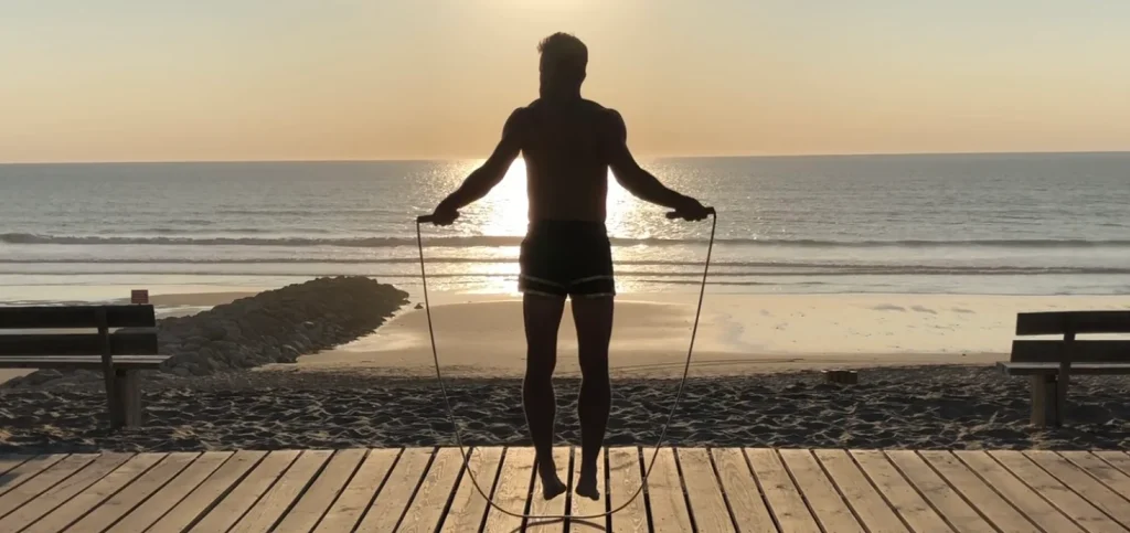 FAB VCLP coach muay thai pratiquant corde à sauter au coucher de soleil
